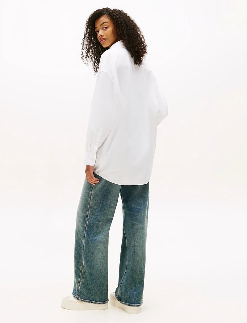 Tommy Jeans - TJW OVS BADGE OXFORD SHIRT EXT - long-sleeved shirts - ecru - 3