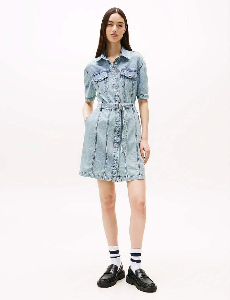 Tommy Jeans - BELTED SS TRUCKER DENIM DRESS - denimkjoler - denim light - 0