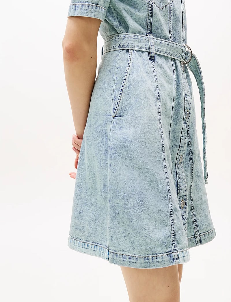 Tommy Jeans - BELTED SS TRUCKER DENIM DRESS - denimkjoler - denim light - 3
