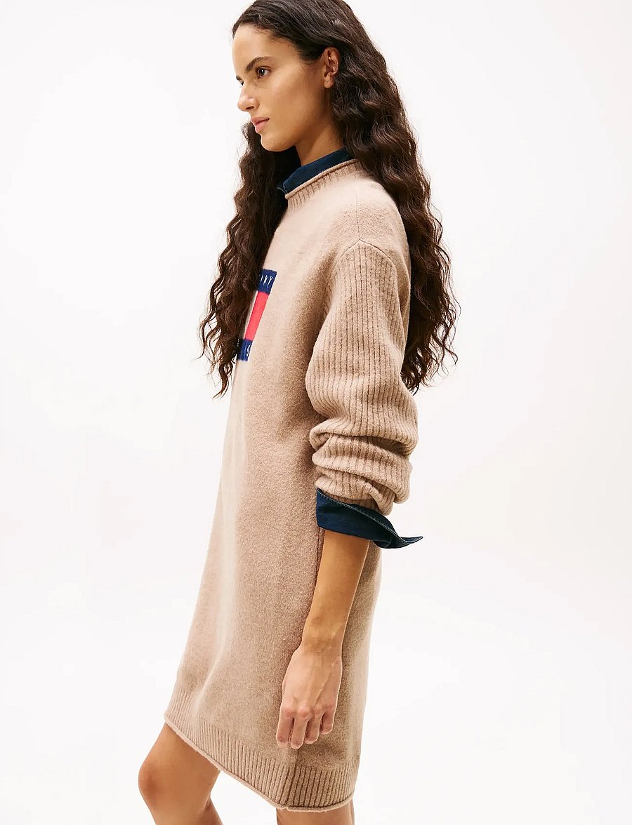 Tommy Jeans - TJW FLAG SWEATER DRESS EXT - knitted dresses - malted milk - 3