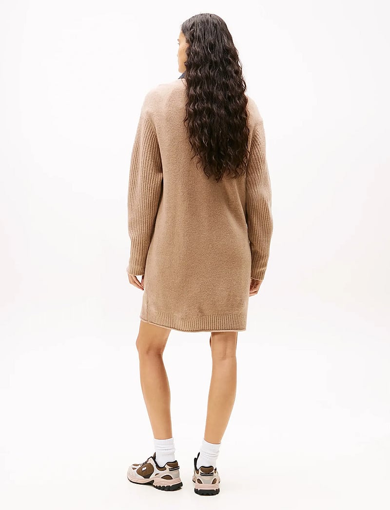 Tommy Jeans - TJW FLAG SWEATER DRESS EXT - knitted dresses - malted milk - 4