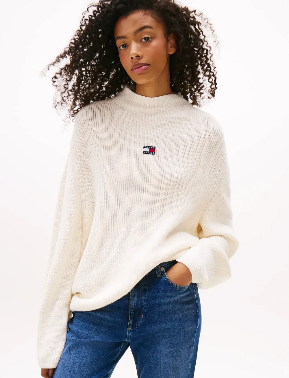 Tommy Jeans - TJW MOCKNECK BADGE SWEATER - stickade tröjor - ancient white - 0