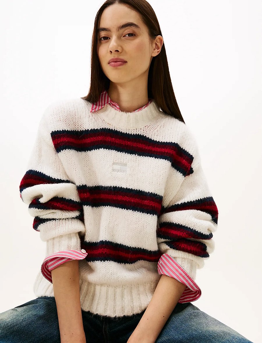 Tommy Jeans - TJW BADGE STRIPE FLUFFY SWEATER - striktrøjer - ancient white / stripe - 4
