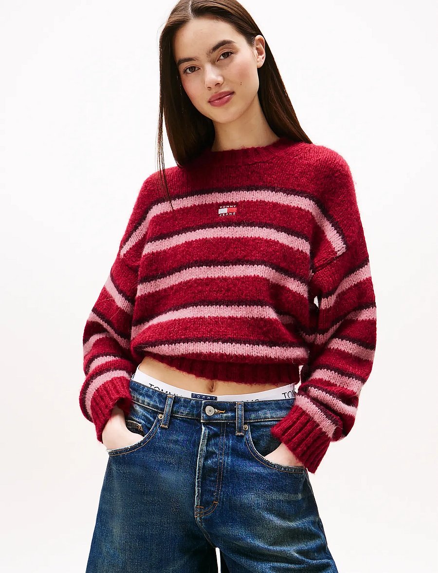 Tommy Jeans - TJW BADGE STRIPE FLUFFY SWEATER - striktrøjer - ruby rhubarb / stripe - 0