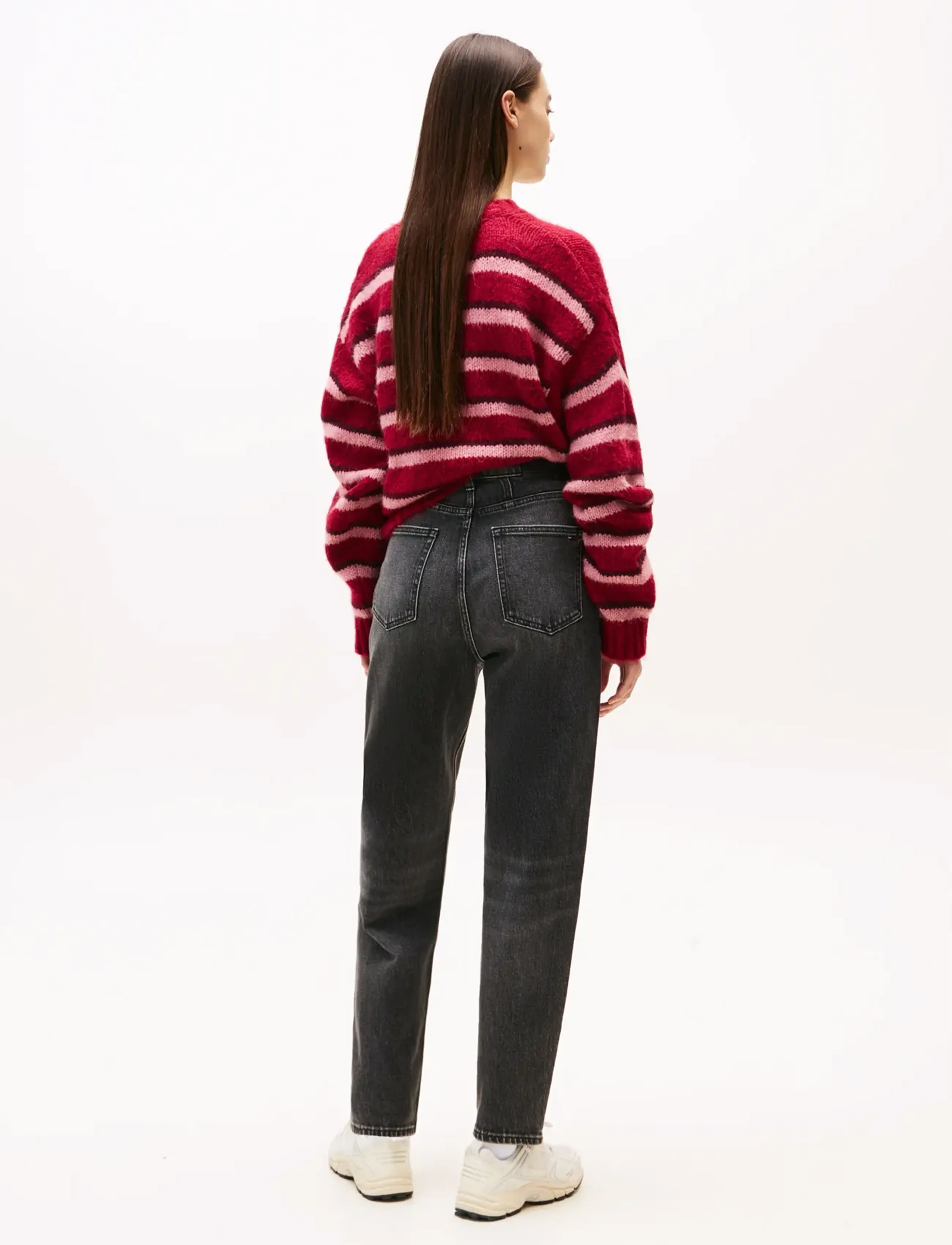 TOMMY JEANS 'Ultra High Rise Mom Tapered Leg Black' jeans dam – bild 3