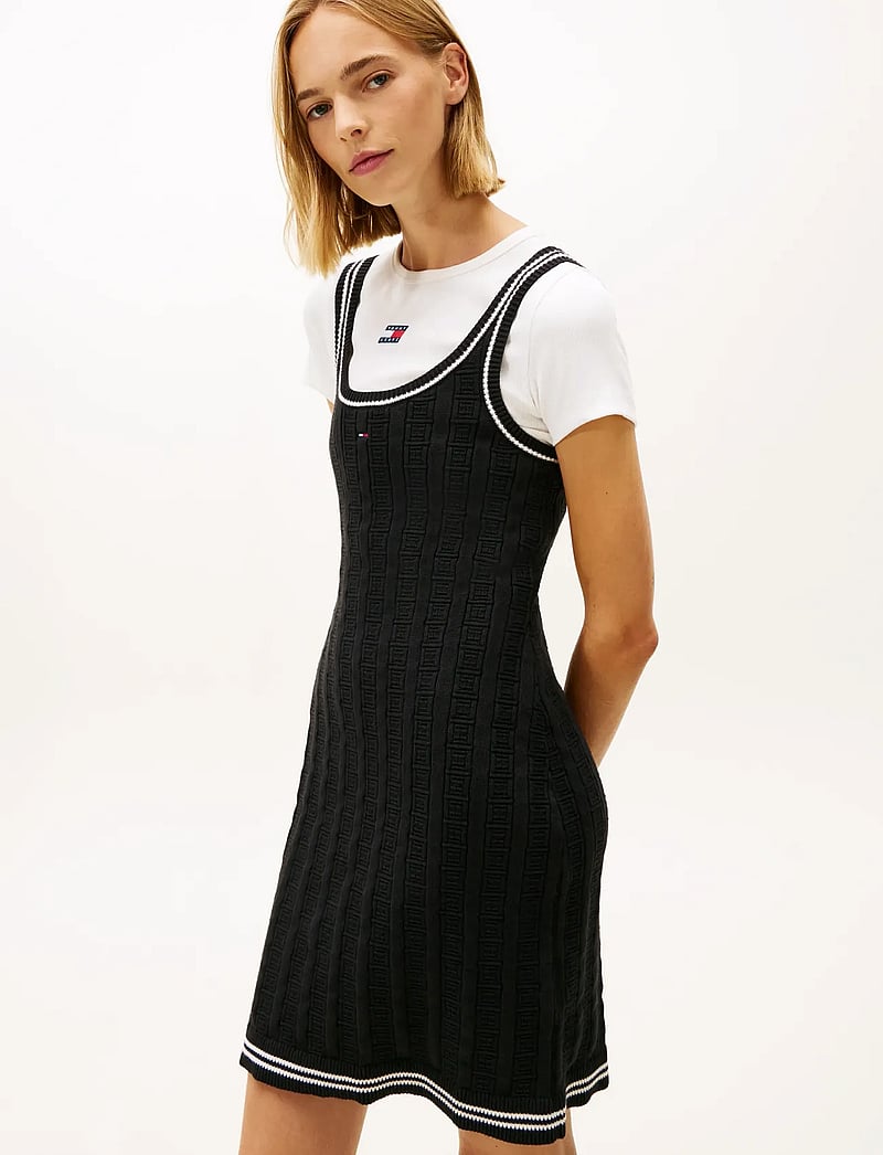 Tommy Jeans - TJW FLAG CABLE SWEATER DRESS - knitted dresses - black - 3