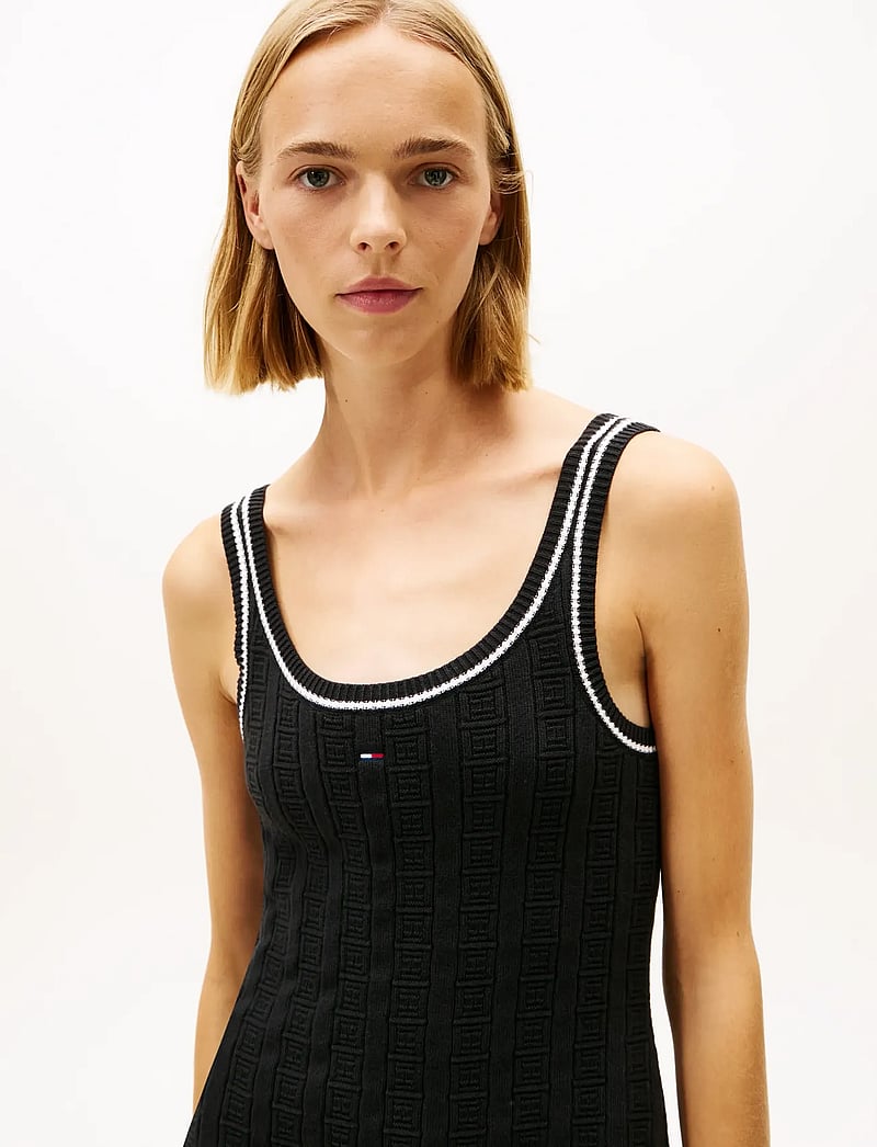 Tommy Jeans - TJW FLAG CABLE SWEATER DRESS - knitted dresses - black - 4