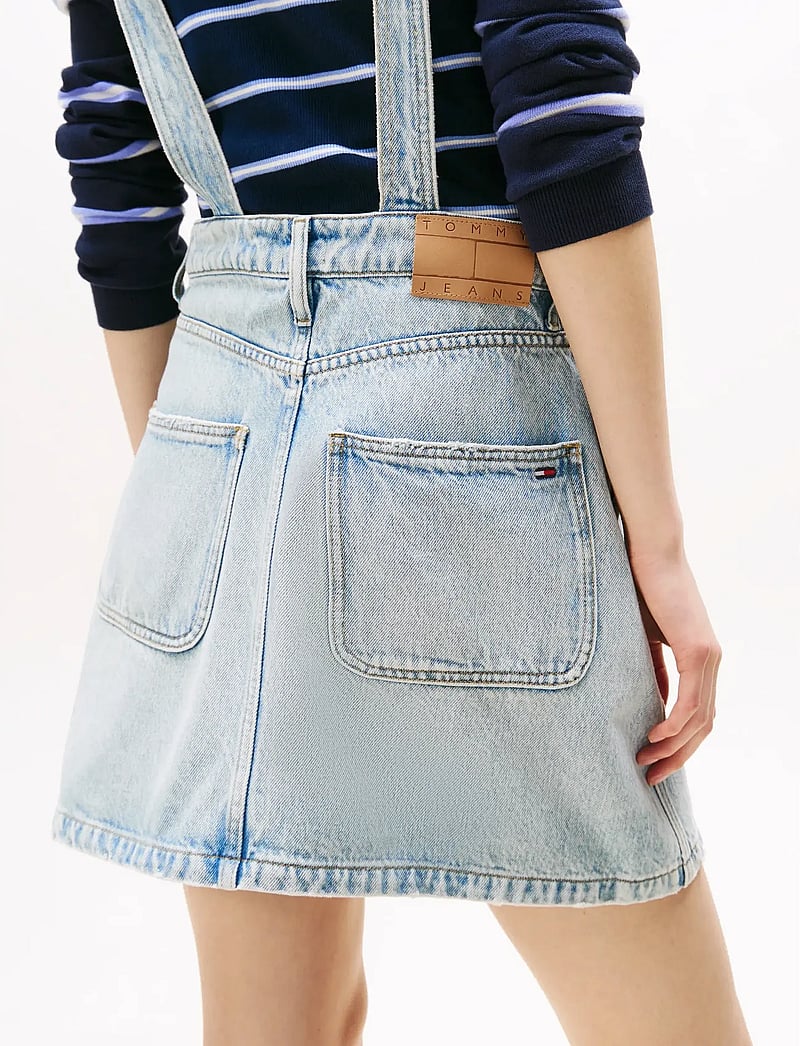 Tommy Jeans - DENIM DUNGAREE DRESS DI2014 - jumpsuits - denim light - 3
