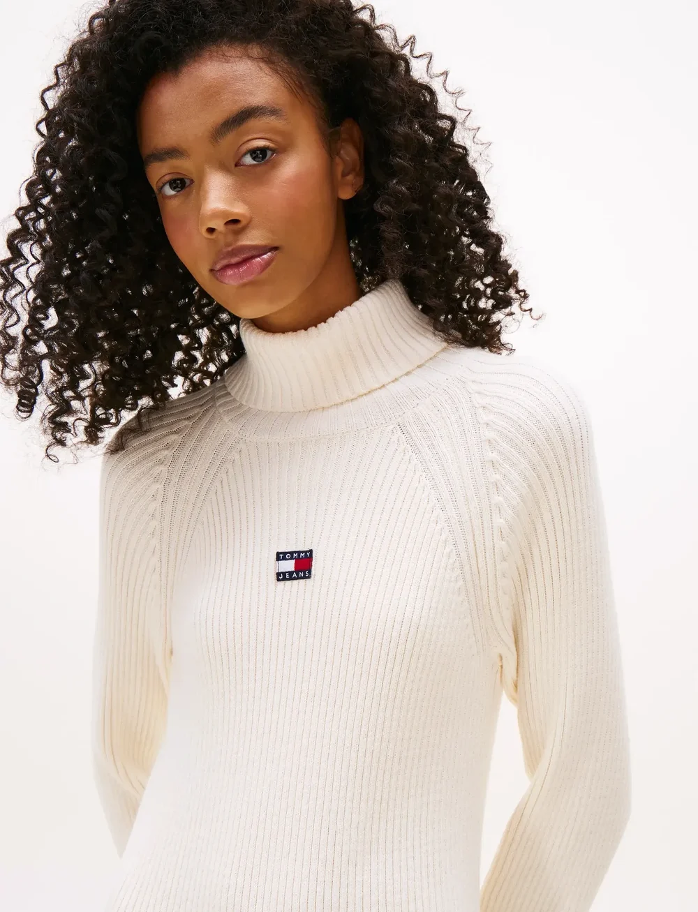 Tommy Jeans - TJW MOCKNECK BADGE SWEATER DRESS - strikkjoler - ancient white - 2