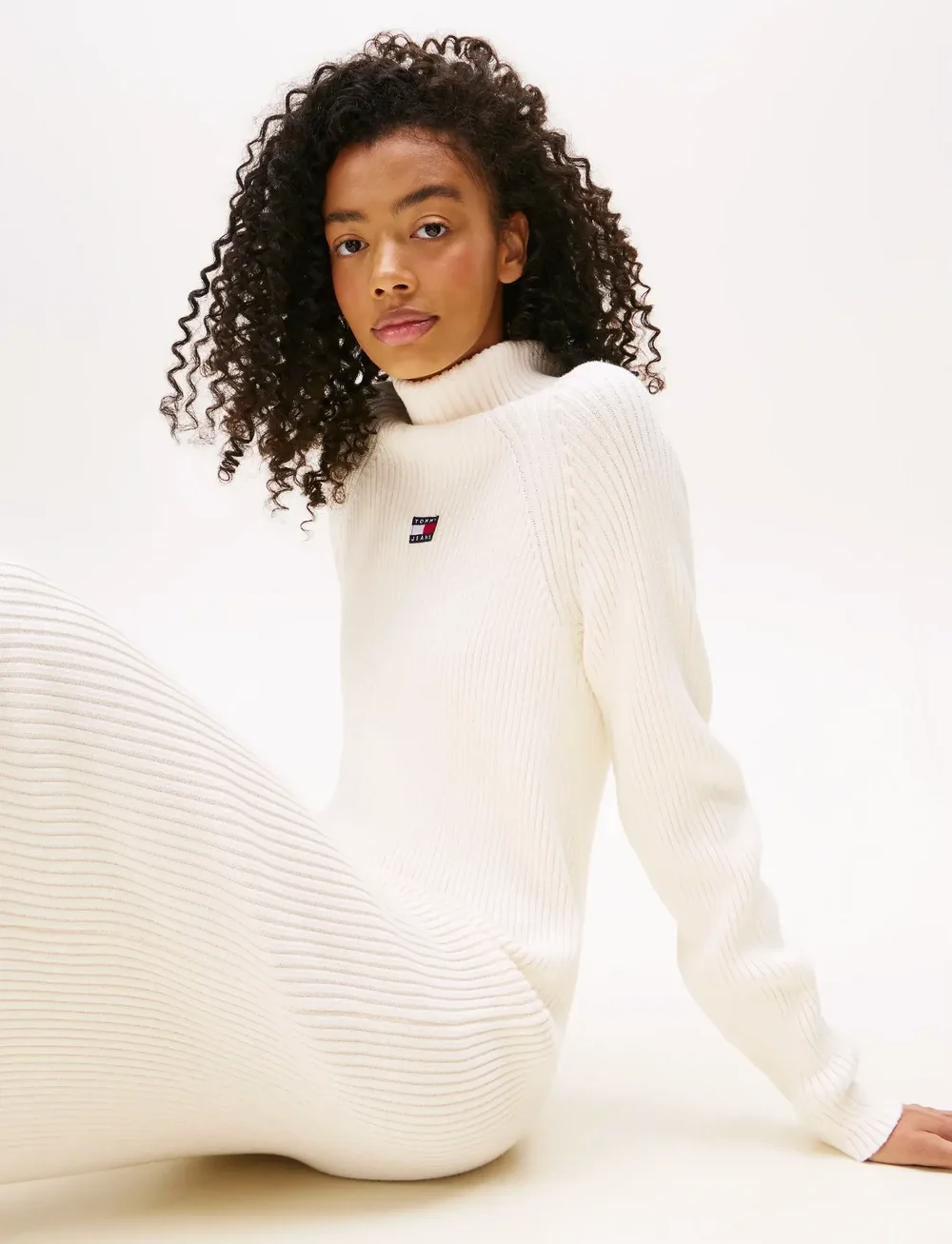 Tommy Jeans - TJW MOCKNECK BADGE SWEATER DRESS - strikkjoler - ancient white - 3