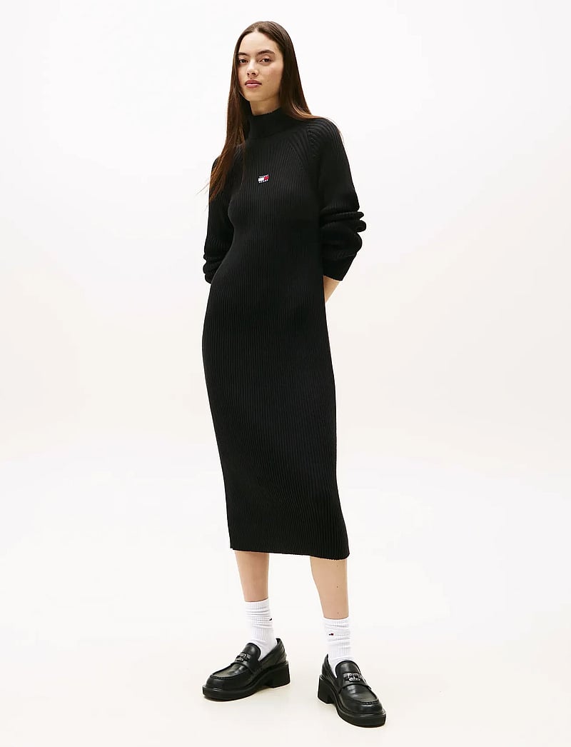 Tommy Jeans - TJW MOCKNECK BADGE SWEATER DRESS - knitted dresses - black - 0