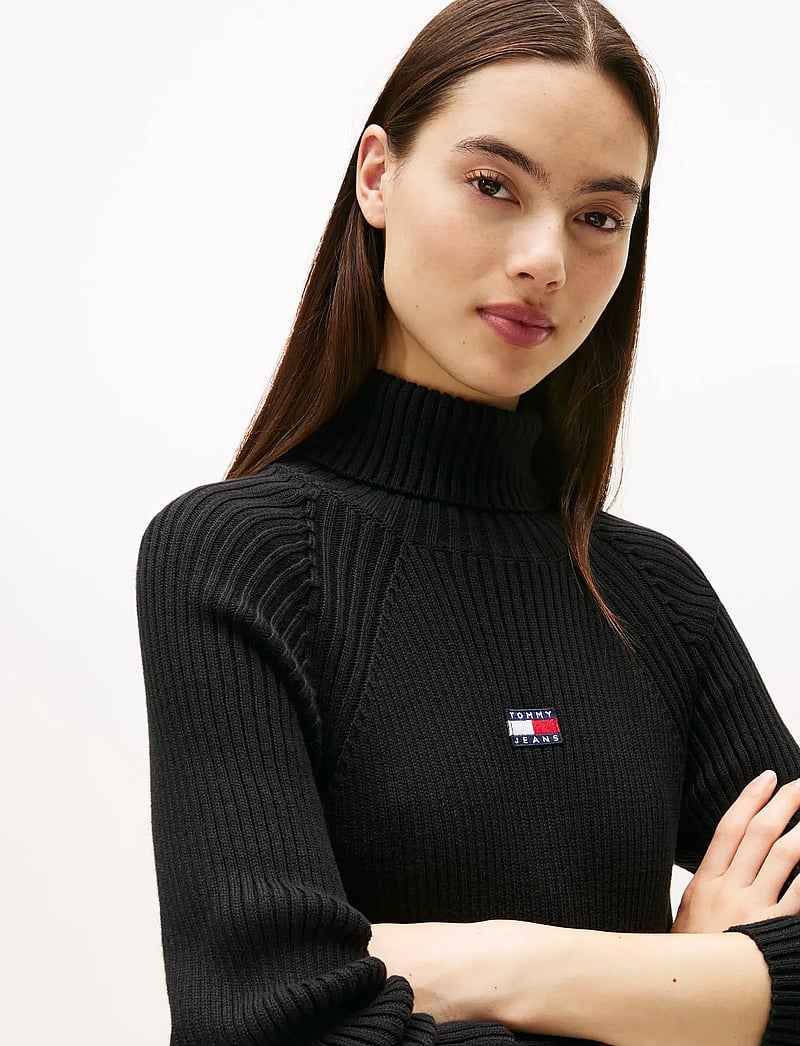 Tommy Jeans - TJW MOCKNECK BADGE SWEATER DRESS - knitted dresses - black - 2