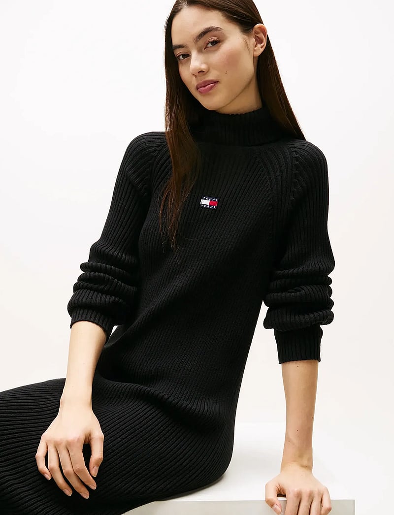 Tommy Jeans - TJW MOCKNECK BADGE SWEATER DRESS - knitted dresses - black - 3