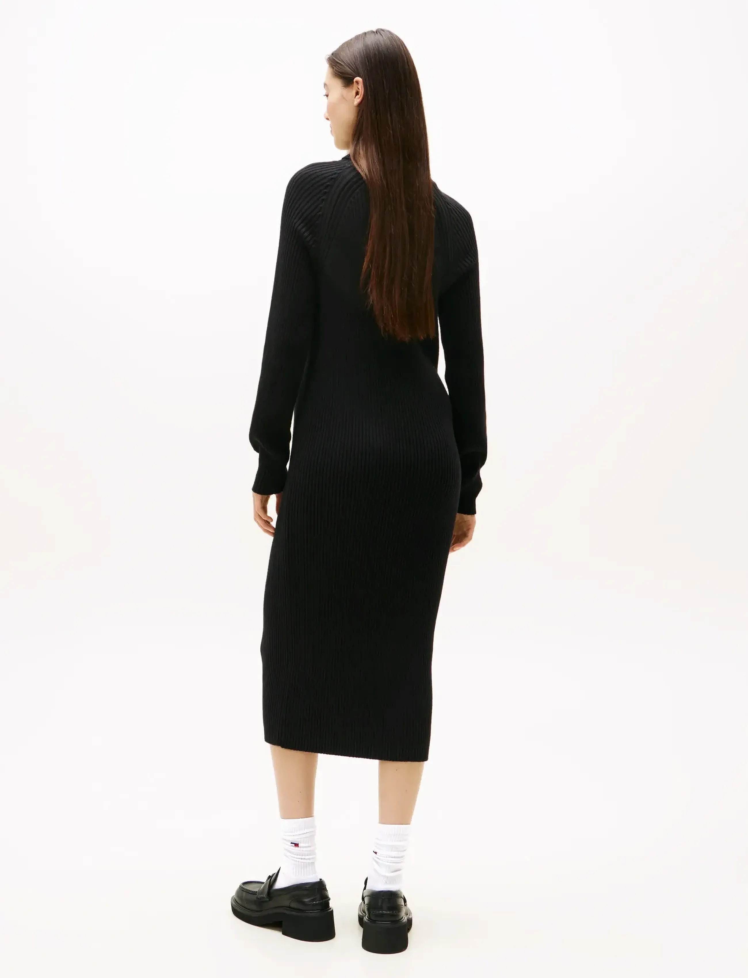 Tommy Jeans - TJW MOCKNECK BADGE SWEATER DRESS - knitted dresses - black - 4