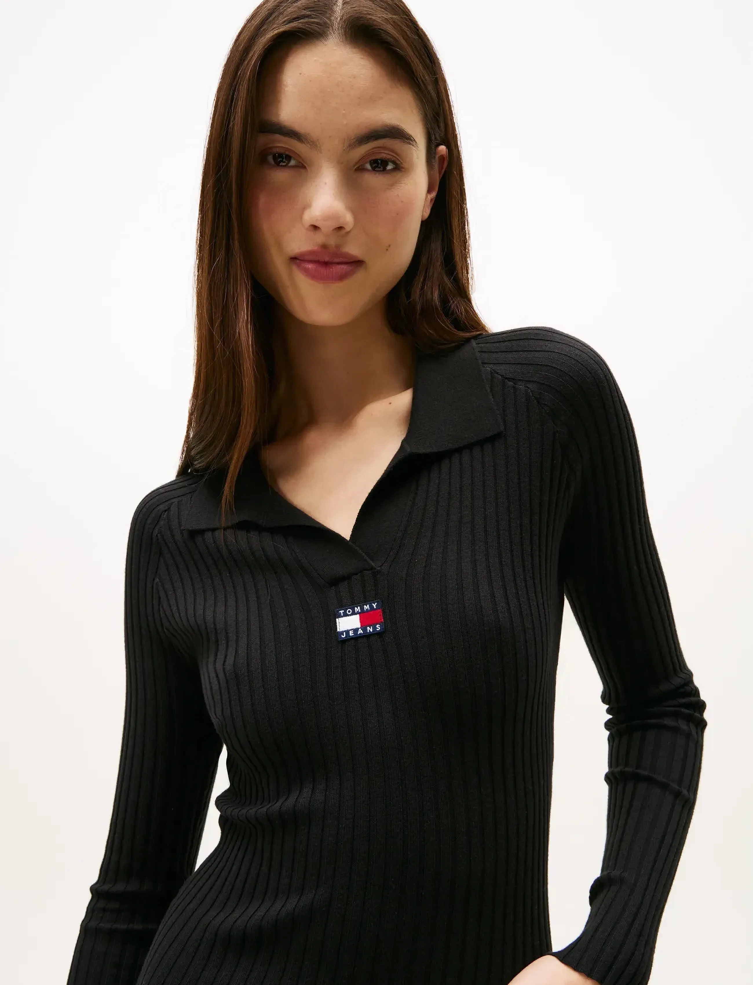 Tommy Jeans - TJW COLLAR BADGE SWEATER DRESS - knitted dresses - black - 2