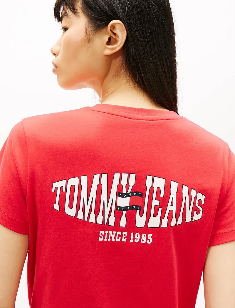 Tommy Jeans - TJW REG WAVY FLAG SS TEE EXT - t-shirts - red alert - 4