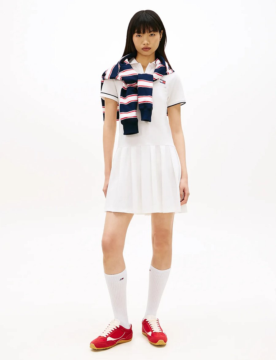 Tommy Jeans - TJW BADGE PLEAT PIQUE DRESS EXT - kleider & röcke - ecru - 0
