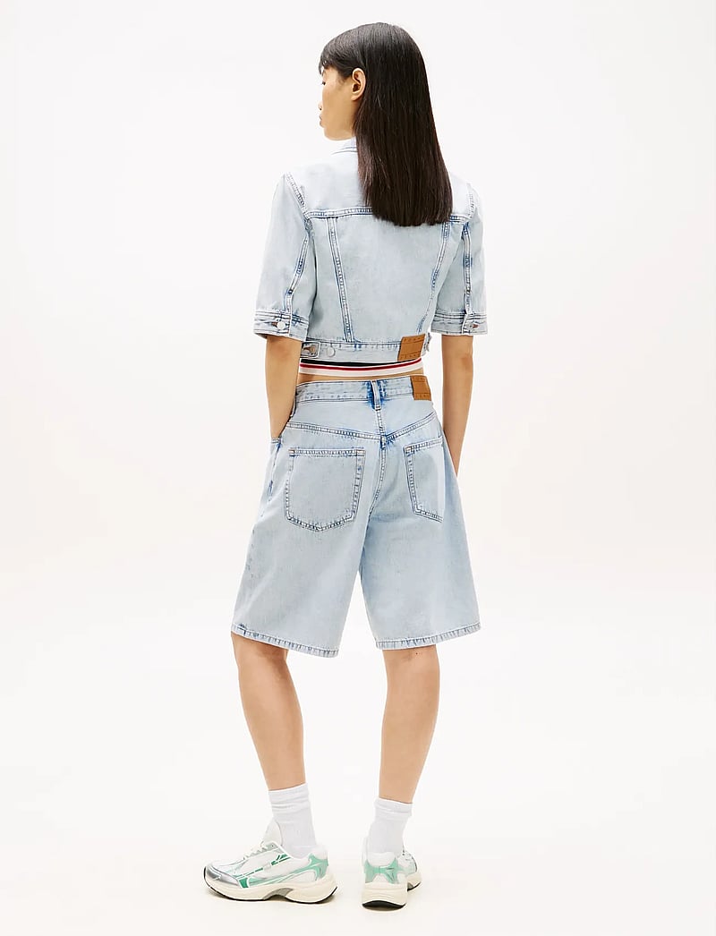 Tommy Jeans - CROPPED TRUCKER BJ6014 - forårsjakker - denim light - 2