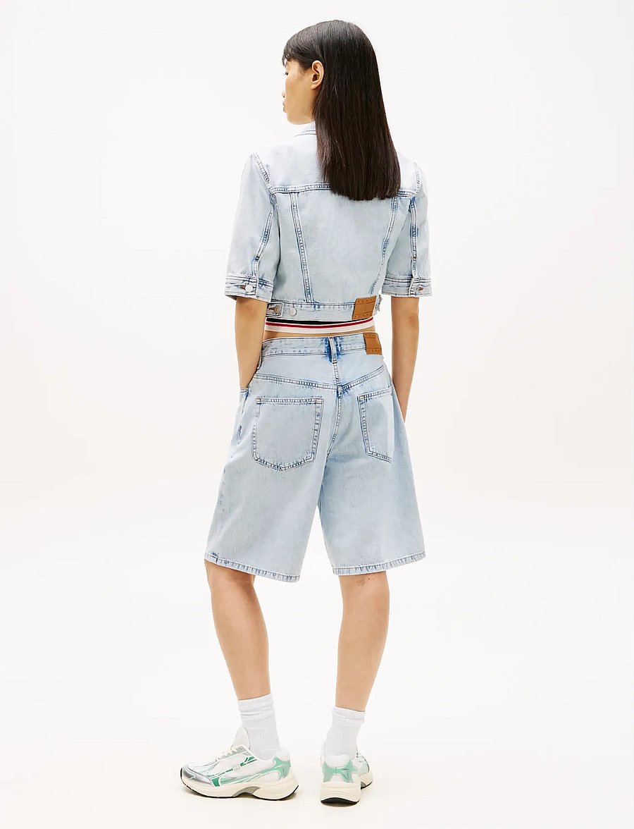 Tommy Jeans - CROPPED TRUCKER BJ6014 - vårjakker - denim light - 2