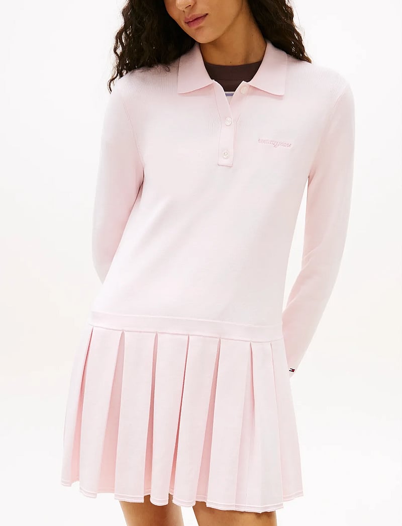 Tommy Jeans - TJW SCRIPT PLEATED SWEATER DRESS - korte kjoler - light pink - 3