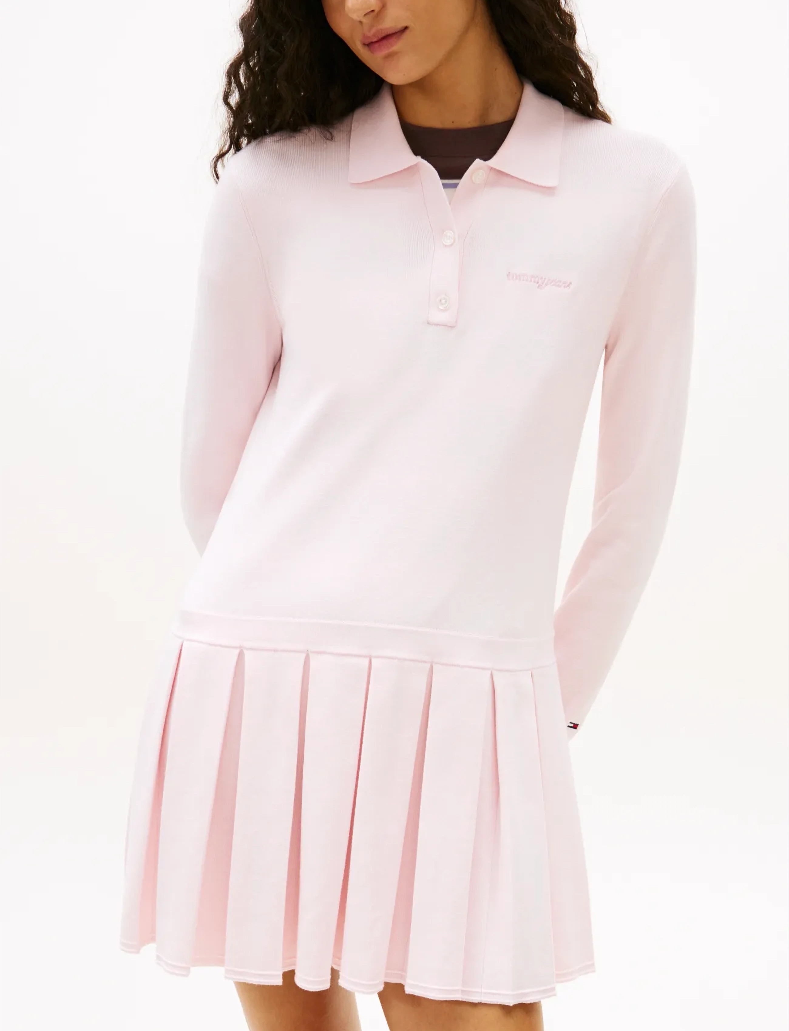 Tommy Jeans - TJW SCRIPT PLEATED SWEATER DRESS - kurze kleider - light pink - 3