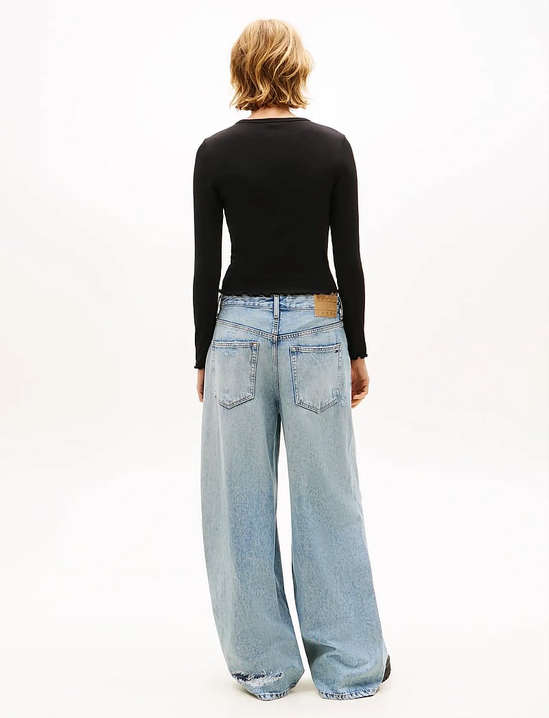 Tommy Jeans - TJW SLIM SH LETTUCE EDGE RIB LS - crop tops - black - 2