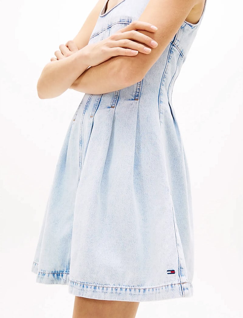 Tommy Jeans - PLEAT SEAM DENIM DRESS BJ6014 - jeansklänningar - denim light - 3