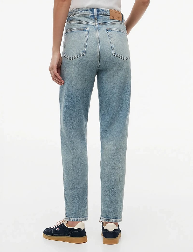 Tommy Jeans - MOM JEAN UH TPR CJ5115 - regular jeans - denim light - 2