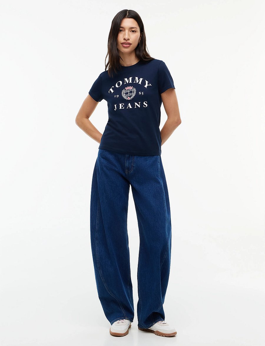 Tommy Jeans - TJW REG VARSITY CREST SS TEE - t-shirts - dark blue - 4