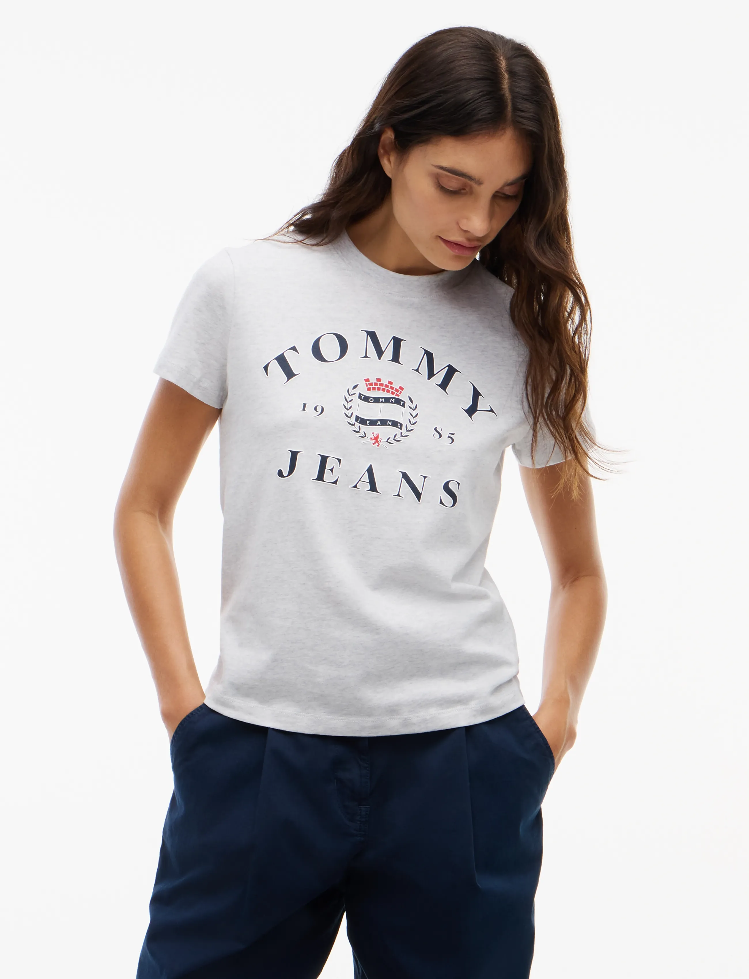 Tommy Jeans TJW REG VARSITY CREST SS TEE - Tommy Jeans - ICE GREY HEATHER / grey