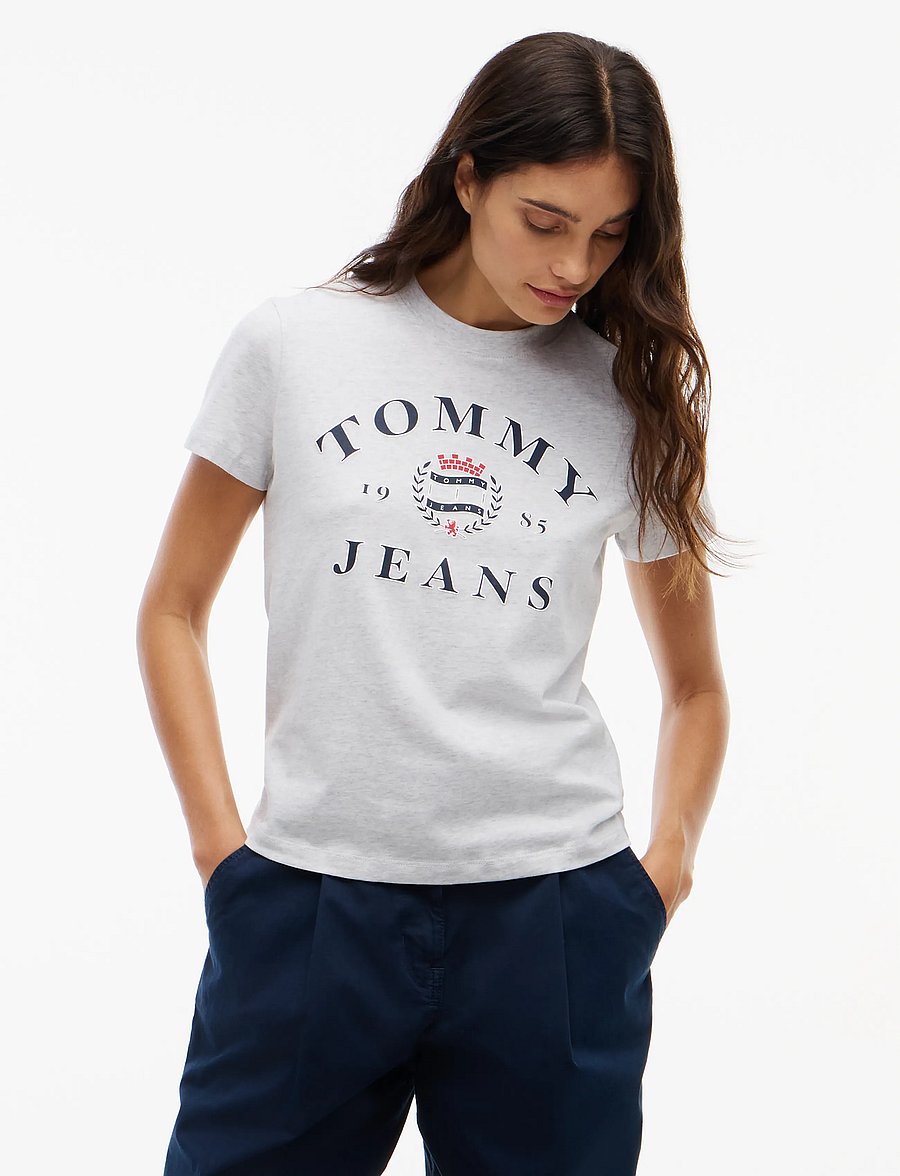 Tommy Jeans - TJW REG VARSITY CREST SS TEE - t-shirts - ice grey heather - 0
