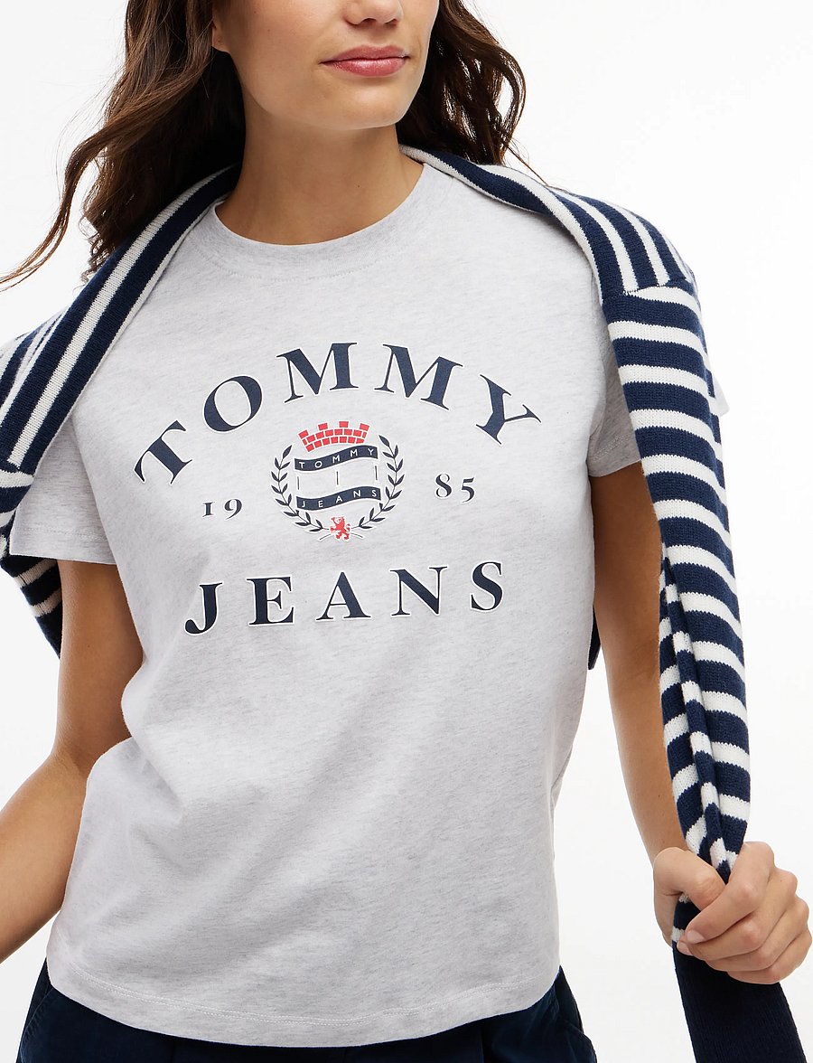 Tommy Jeans - TJW REG VARSITY CREST SS TEE - t-shirts - ice grey heather - 3