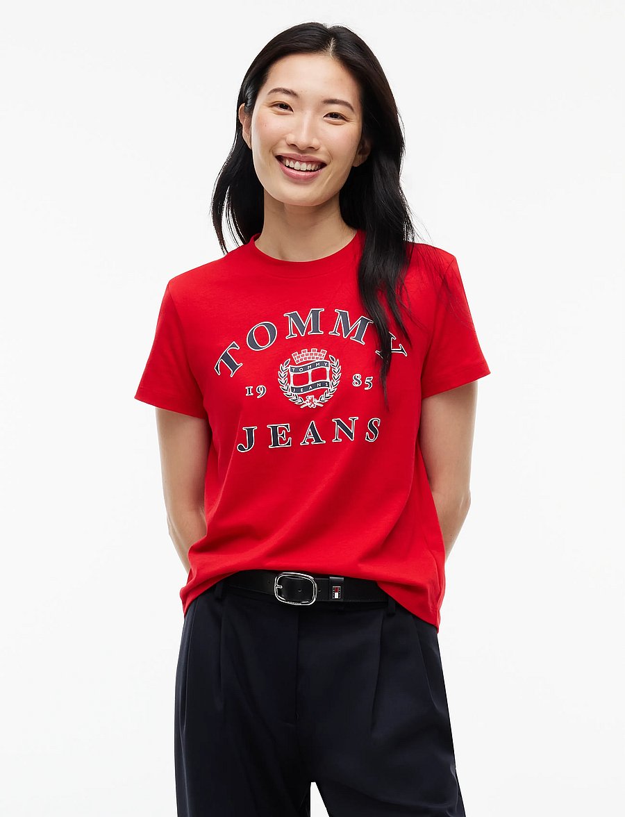Tommy Jeans - TJW REG VARSITY CREST SS TEE - t-shirts - lavish red - 0