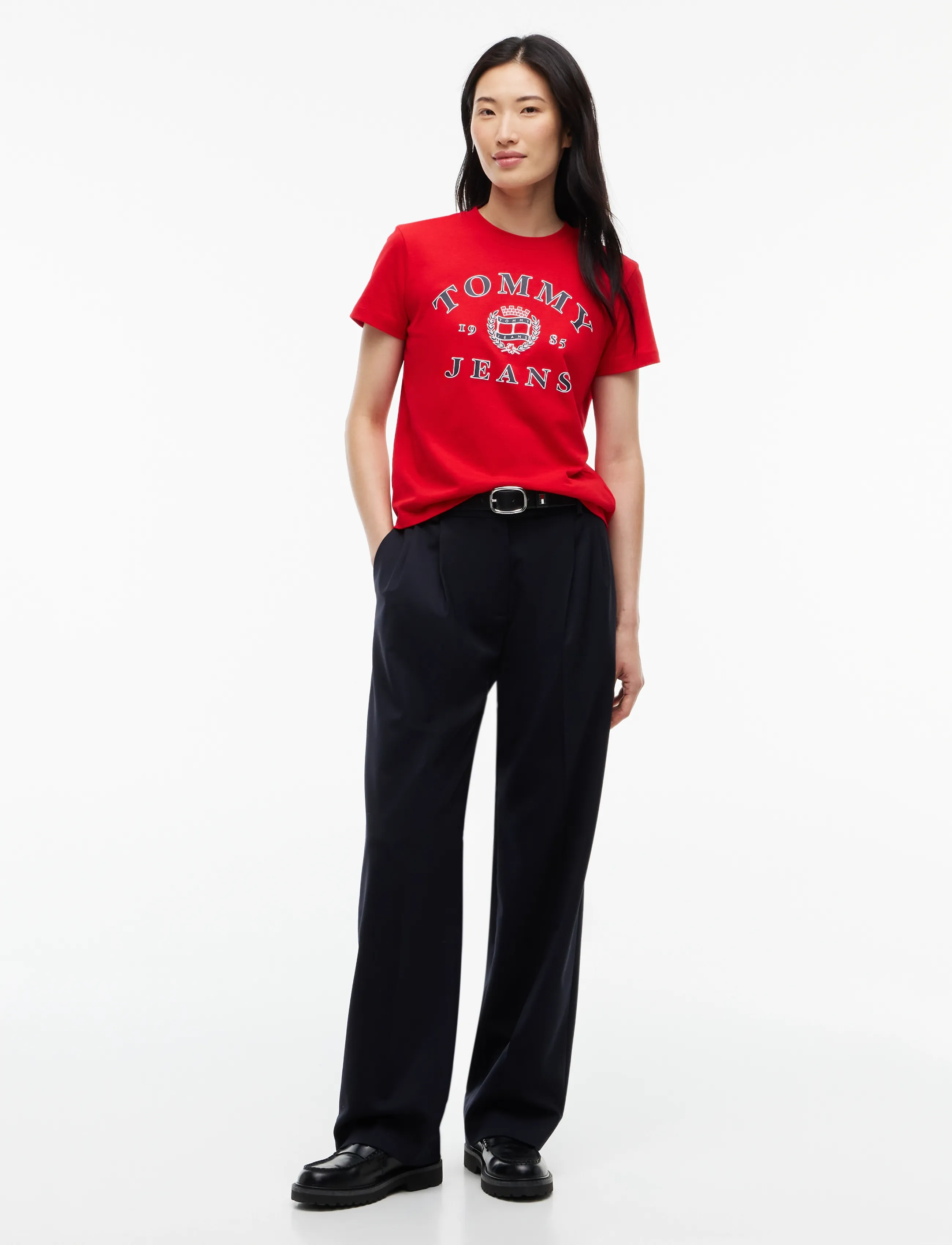 Tommy Jeans - TJW REG VARSITY CREST SS TEE - lavish red - 4