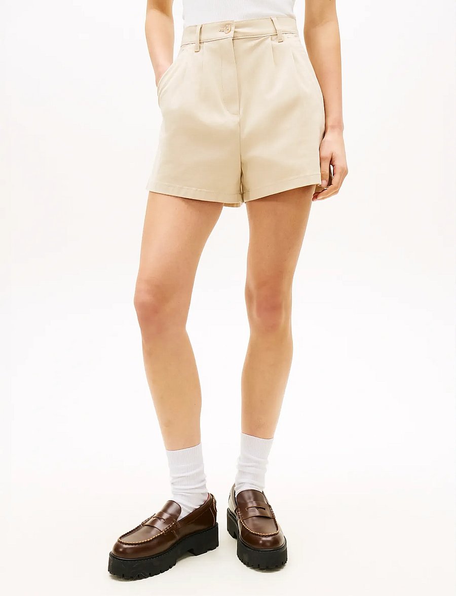 Tommy Jeans - TJW CLAIRE HR PLEATED SHORTS - chino-shorts - white clay - 0