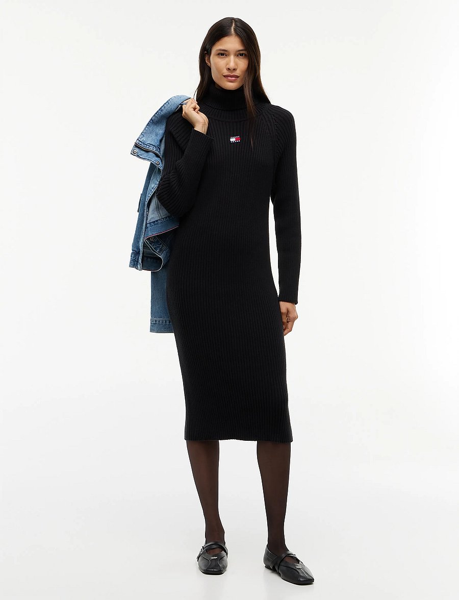 Tommy Jeans - TJW BADGE MIDI SWEATER DRESS - knitted dresses - black - 0