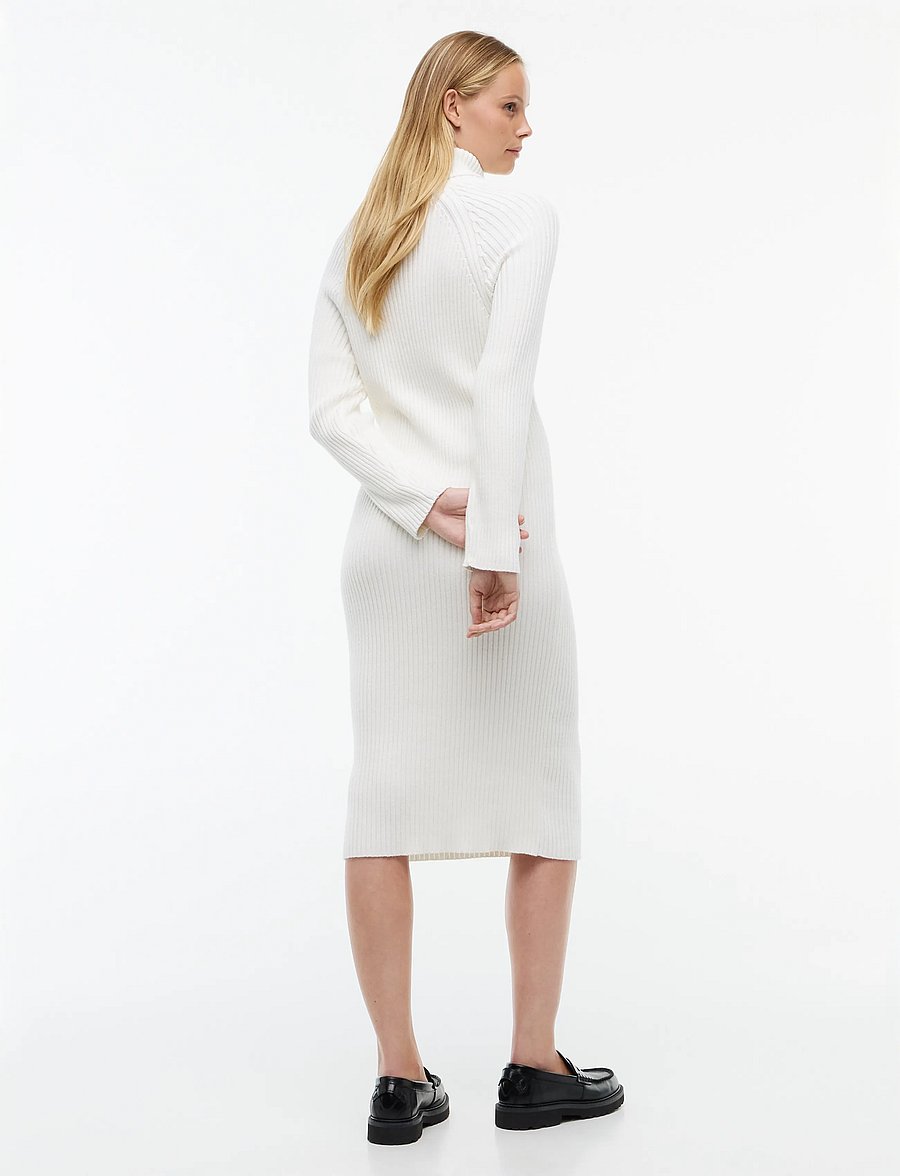 Tommy Jeans - TJW BADGE MIDI SWEATER DRESS - strikkjoler - off white - 4