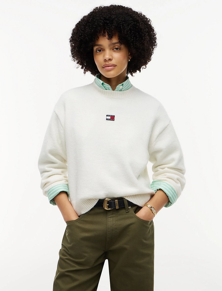 Tommy Jeans - TJW FLUFFY BADGE SWEATER EXT - striktrøjer - off white - 0