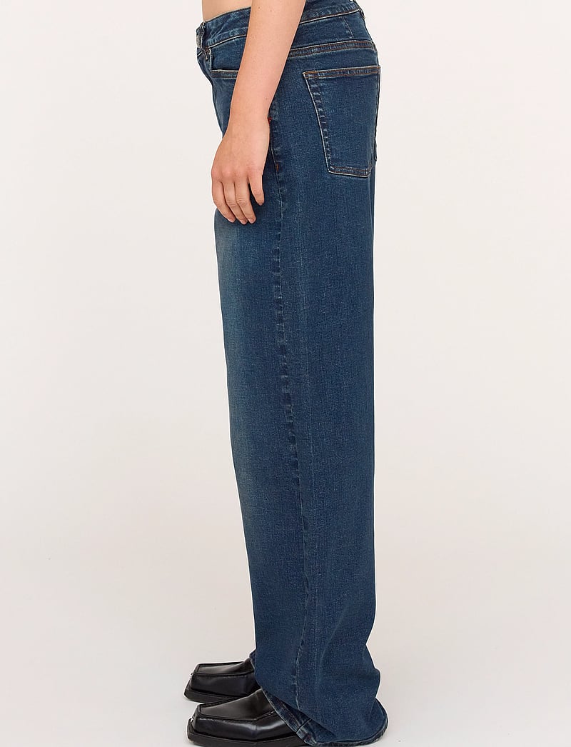 Tomorrow - TRW-Kaia Slung Jeans Wash Riverside - vida jeans - denim blue - 3