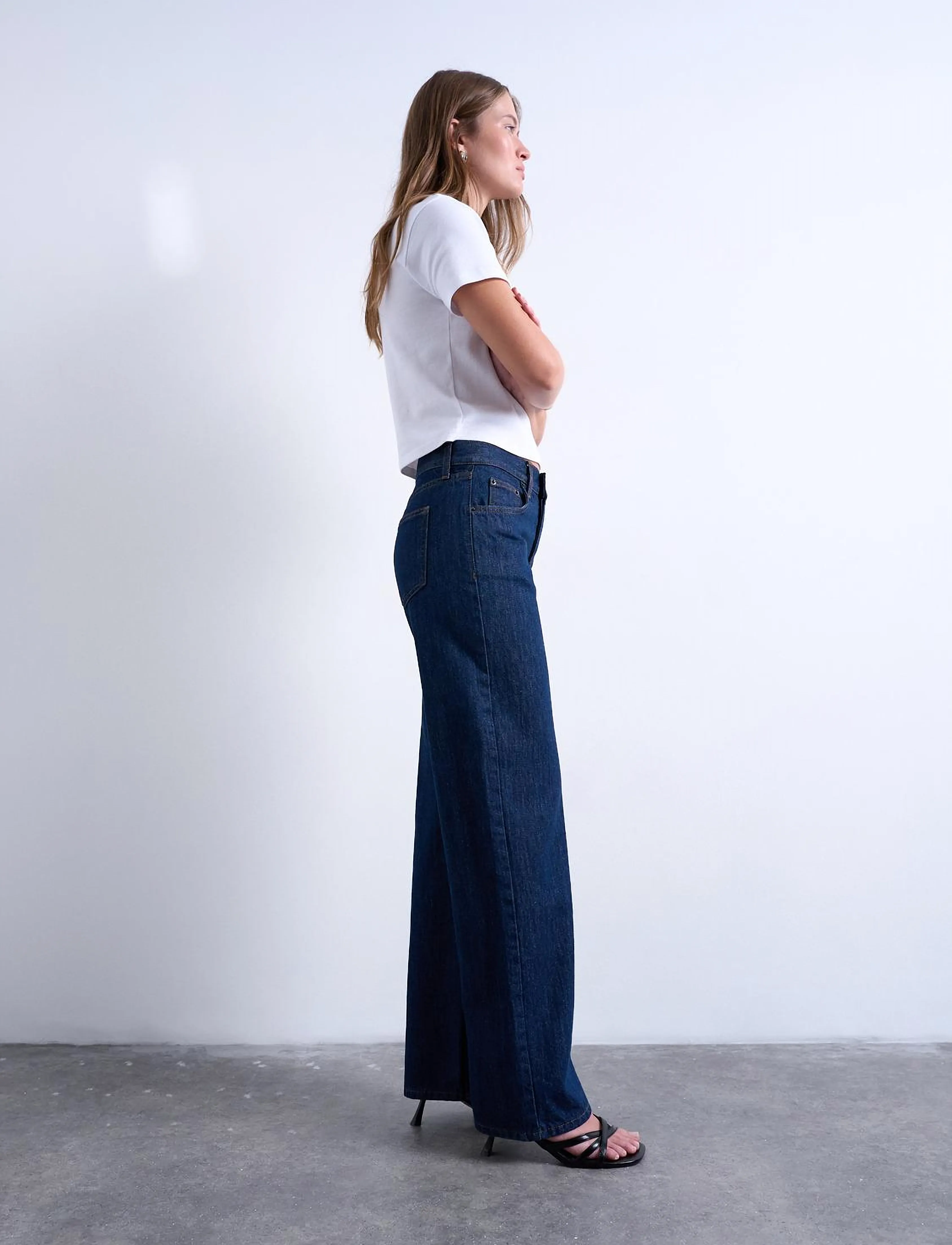 Topshop - TSEMBER LR WIDE DNM JEANS DB NOOS - hosen mit weitem bein - dark blue denim - 3