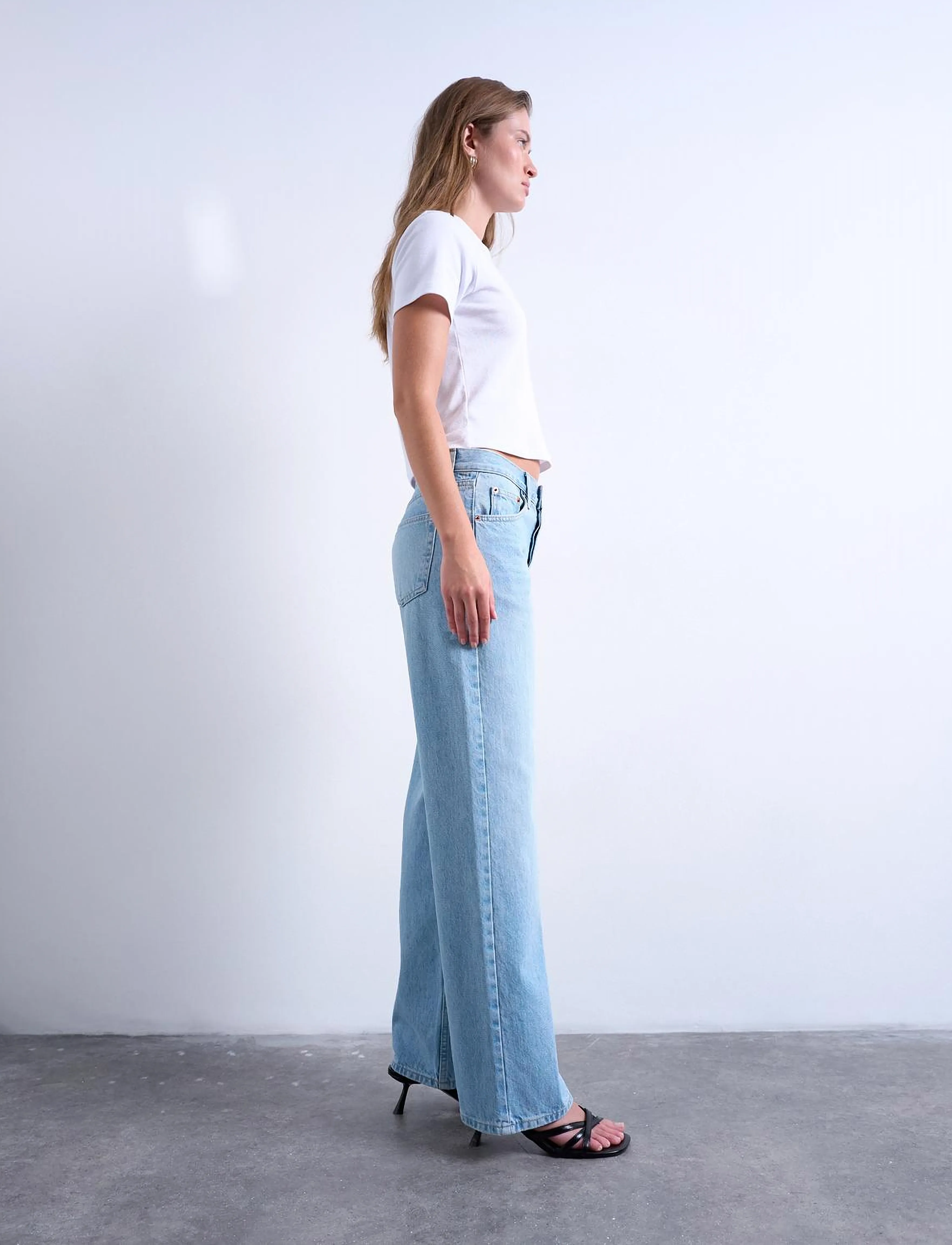 Topshop TSEMBER LR WIDE DNM JEANS LB NOOS - Wide leg jeans - LIGHT BLUE DENIM / blue