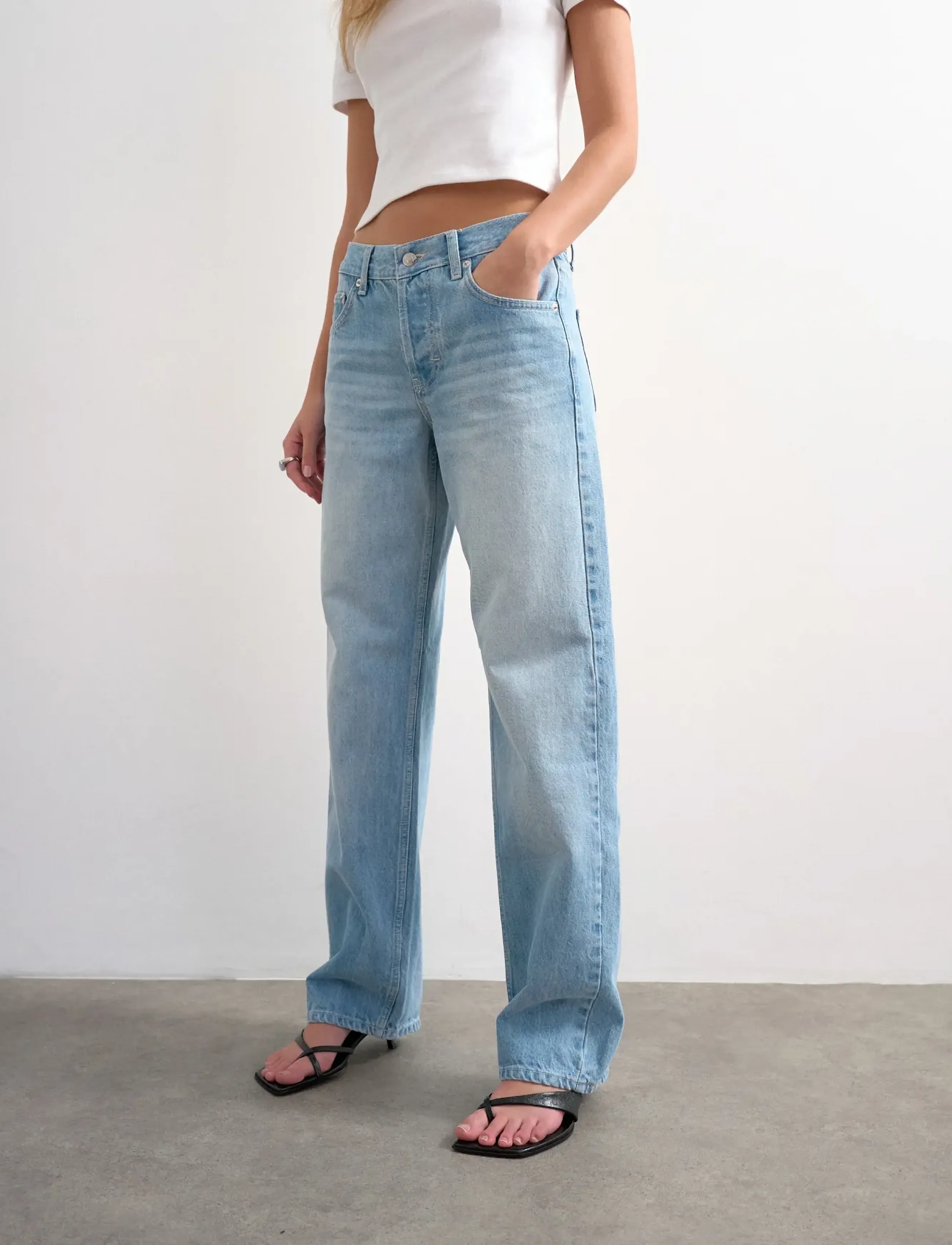 Topshop - TSEMBER LR WIDE DNM JEANS LB NOOS - hosen mit weitem bein - light blue denim - 4