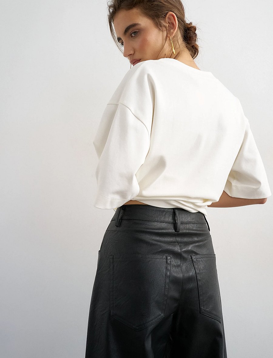 Topshop - TSTALLA COATED BARREL TROUSERS - hosen mit geradem bein - black - 4