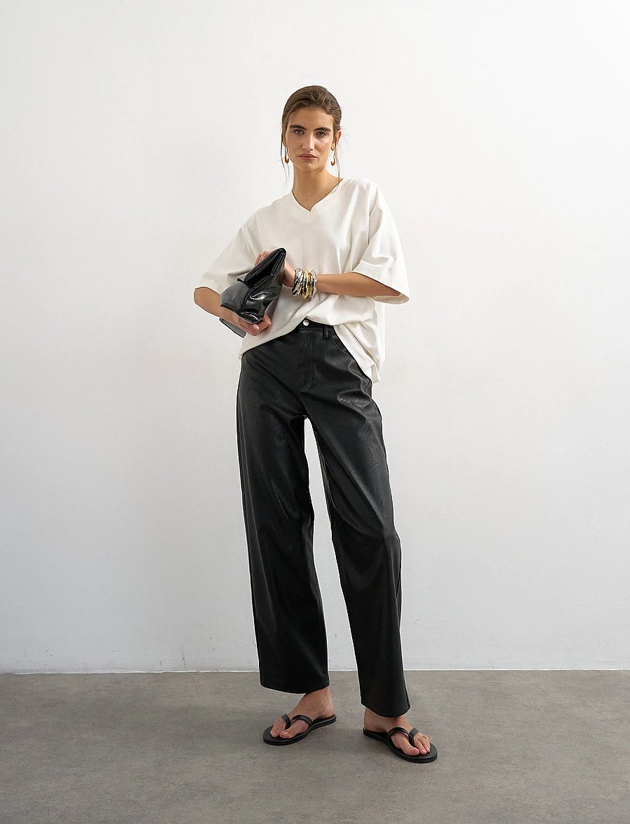 Topshop - TSTALLA COATED BARREL TROUSERS - hosen mit geradem bein - black - 5