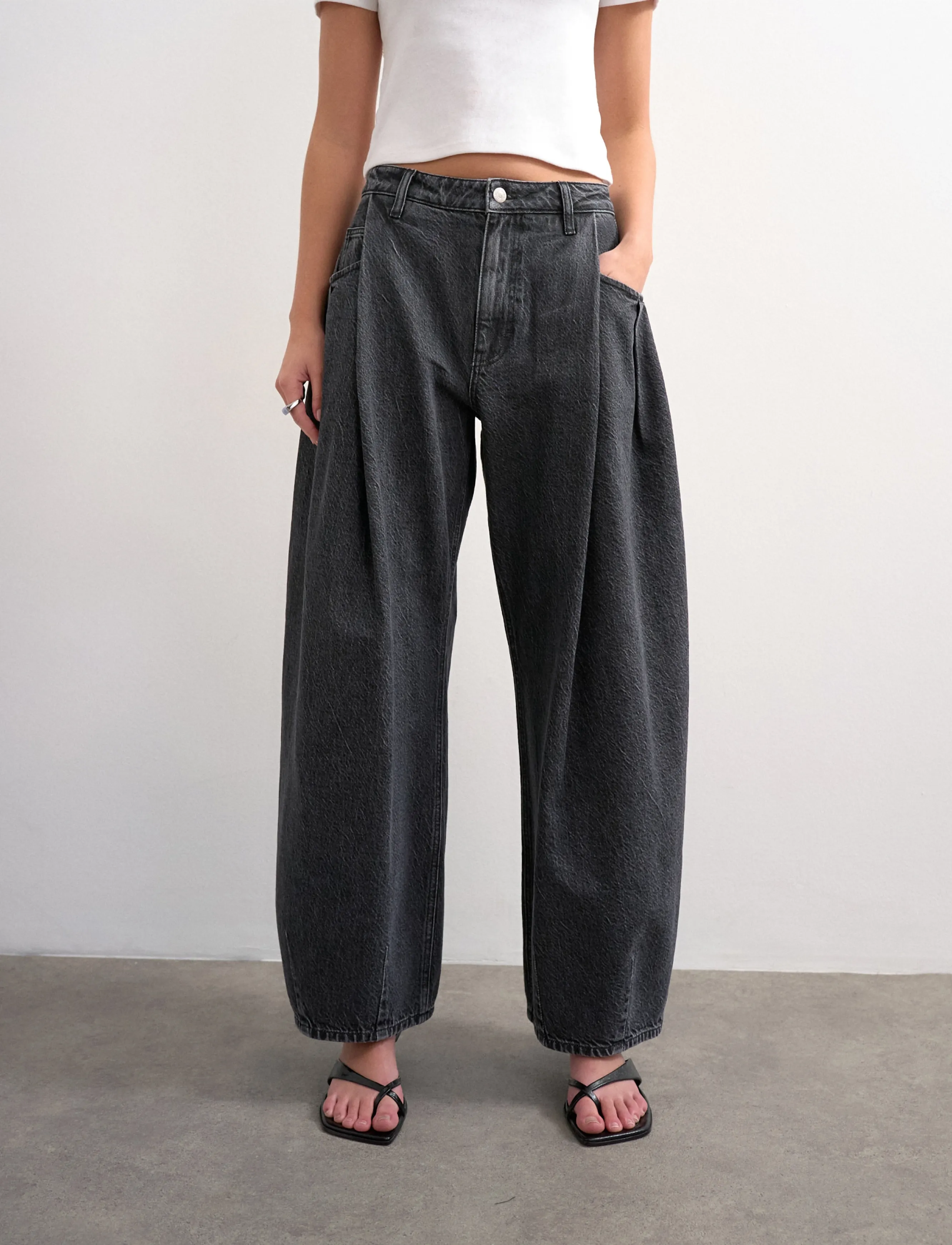 Topshop - TSCOCOON DNM JEANS BLW - barrel jeans - black denim - 4