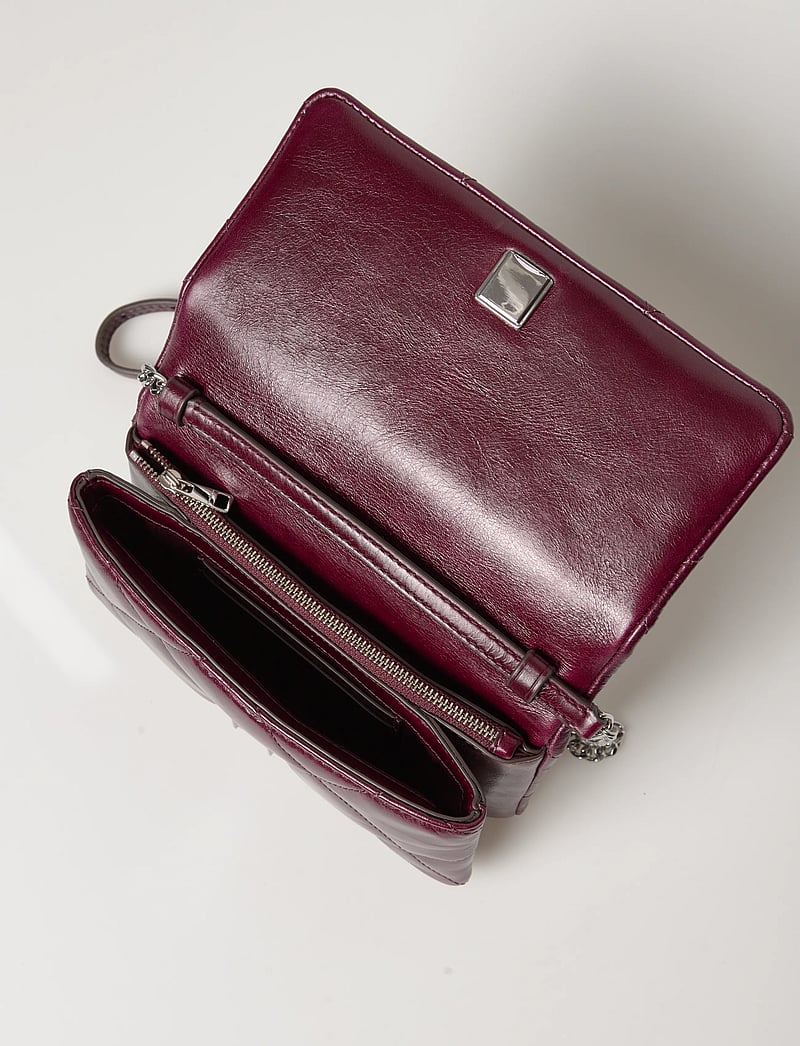 Tory Burch - Kira Diamond Quilt Distressed Chain Wallet - plånböcker - dark carmine - 4