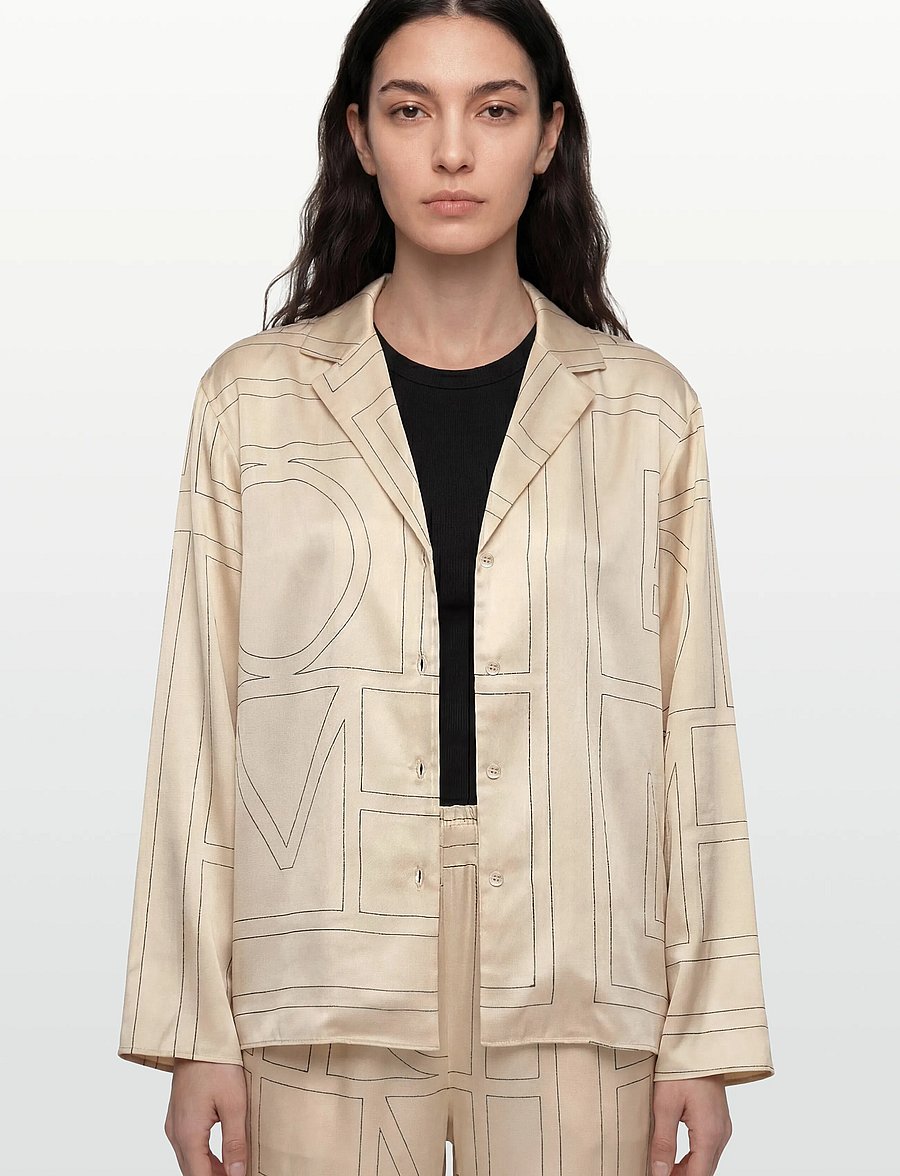 TOTEME - Silk Monogram Pajama Shirt - langärmlige hemden - cream - 3