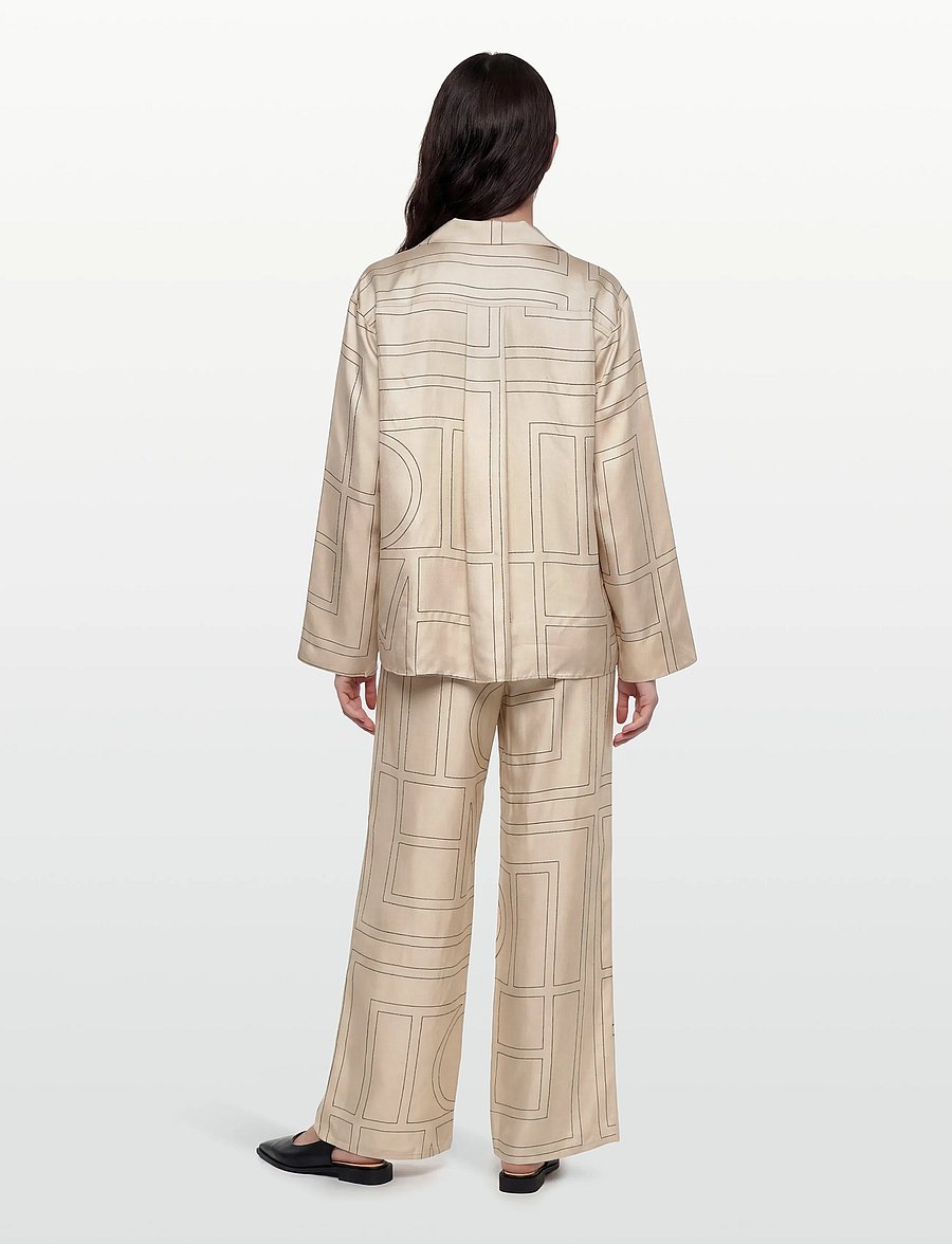 TOTEME - Silk Monogram Pajama Shirt - langärmlige hemden - cream - 4