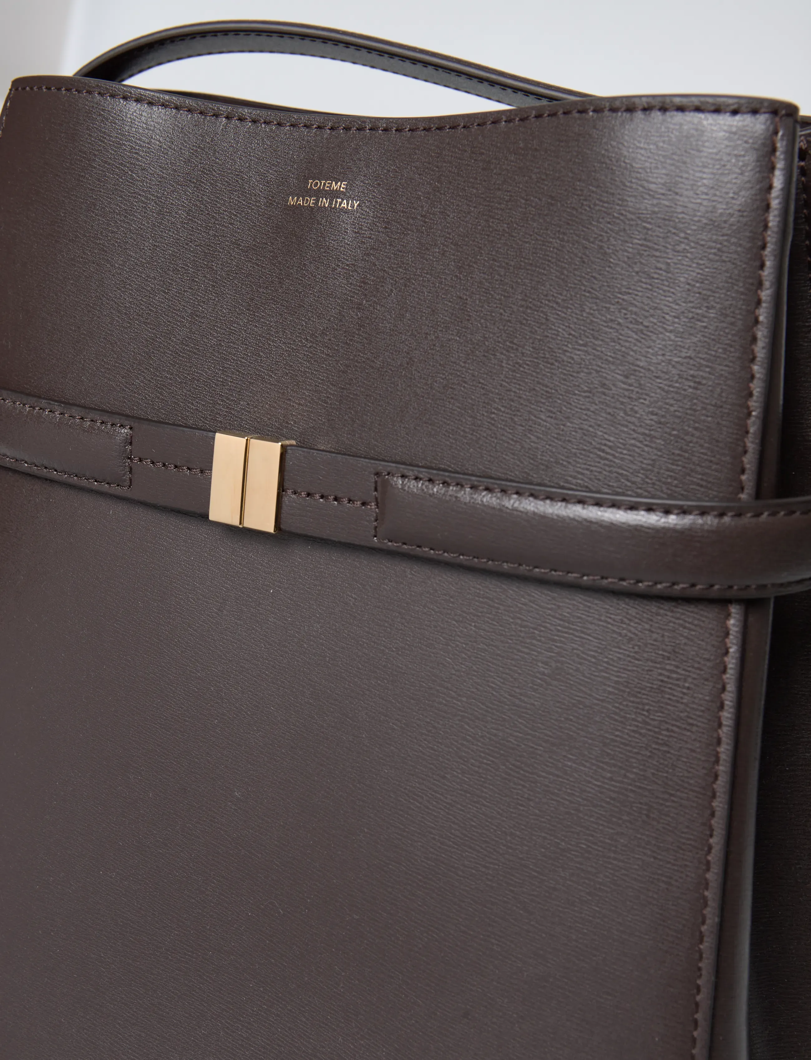 TOTEME - Belted Leather Bucket Bag - bark - 4