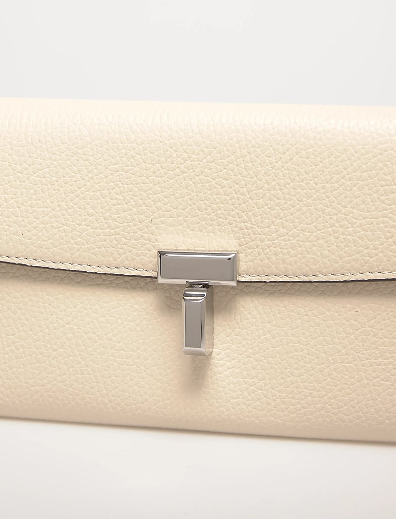 TOTEME - Leather T-Lock Wallet - punge - white - 4